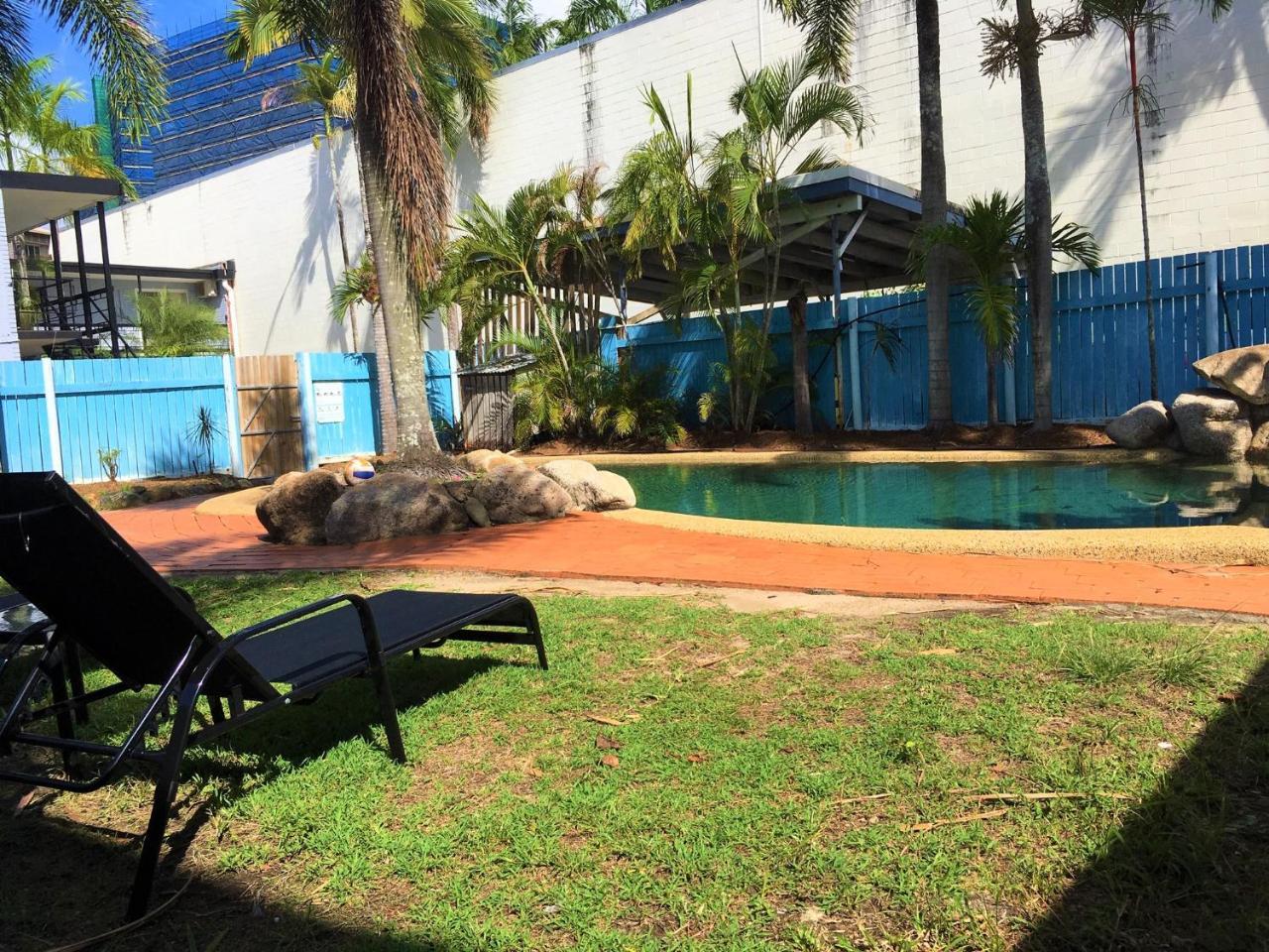 Reef Backpackers Hostel Cairns Exterior photo